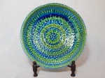 Centro de mesa em cerâmica vitrificada colorida em círculos azuis e verdes. Diam. 33cm.