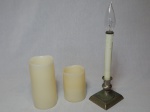 Três luminárias em forma de vela: uma com base em metal, vela em plástico, bocal para 1 lâmpada, alt. total 30cm; e 2 em cera com lâmpada interna. Ambas com funcionamento elétrico sem garantias. Alts. 10 e 15cm.
