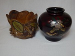 Duas peças: a) Vaso bojudo em cerâmica vitrificada e esmaltada decorada à mão com pintura de flores e pássaros. Alt. 22cm. c) Cachepot em resina, decoração em alto relevo com uvas e folhagens. 16 x 21cm.