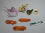 Miscelânea decorativa representando animais, composta por 8 peças, incluindo pássaro em vidro de Murano. Alt. maior 8cm.