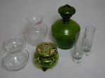 Miscelânea decorativa em vidro composta por 8 peças, sendo 1 pote pintado ao gosto veneziano, 1 garrafa bojuda, 1 vaso, 2 porta-velas e 2 tigelas. Alt. maior 20cm, alt. menor 5cm.