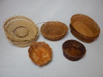 Lote com 7 cestinhas em palha trançada. Maior 7 x 20cm, menor 5 x 12cm.
