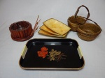 Seis peças: bandeja japonesa em plástico rígido preto, 28 x 19cm, cumbuca em madeira e vidro, 8 x 13cm, cesta em palha trançada com 2 compartimentos, 29 x 17 x 23cm e 3 covilhetes em resina.