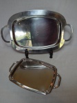 Duas bandejas com alças em inox. 36 x 23 e 50 x 31cm.