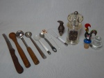 Miscelânea de objetos para bar composta por 11 peças, incluindo tampas de garrafa, socador e colher para mixed drinks, entre outros. Comp. maior 26cm.