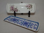 Duas travessas para rocambole em porcelana branca decorada com flores. Uma marcada Schmidt. 39 x 13 e 39 x 14cm.