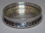 Centro de mesa em metal espessurado a prata, borda vazada com gregas e gomos com volutas. Interior de vidro. marca da Manufatura Argentor. Alt. 5 x diam. 19cm.