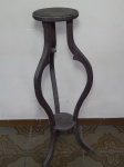 Coluna em madeira nobre, 3 pernas arqueadas, tampo e prateleira redondos. Estilo Art Nouveau. Alt. 99 diam. do tampo 25cm.