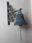 Sino de metal com suporte de parede em ferro fundido. Oxidação. Alt. 35 e prof. 33cm.