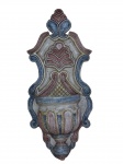 Porta água benta em madeira entalhada, pátina colorida. Estilo mineiro. Alt. 60cm.