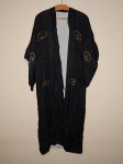 Kimono japonês, tecido preto bordado com dragão e paisagem colorida. Alguns bordados com desgaste. Alt. 130cm.