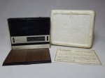 Rádio de pilha de mesa, caixa em plástico rígido e metal. Manufatura Radio Play modelo 1770. Marcado Petrobrás. tampa com suportes quebrados. Embalagem original. 4 x 16 x 13cm.