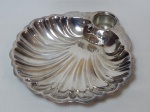 Petisqueira com depósito para molho (falta o vidro) em metal inglês na forma de concha. Marcado no fundo Old England Silver Plate. Diam. 28cm.