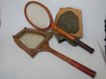 Duas antigas raquetes de tênis em madeira, uma da Wilson modelo Don Budge Autograph, e uma da Artis Tournament Model. Comps. 69cm.