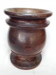 Vaso de plantas em madeira nobre, formato bojudo torneado, base quebrada e rachada. Alt. 29cm.