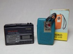 Dois aparelhos: a) Radio de pilha Seiko modelo W600. Embalagem original. 10 x 7 x 3cm. Não testado e sem garantias. b) Walkman Aiwa modelo HS-JS415. Não testado e sem garantias. 11 x 8,5 x 3cm.