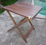 Mesa de bar em madeira brasileira, tampo ripado. 64 x 60 x 60cm.