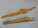 Dois guarda-sóis em tecido amarelo. Sinais de uso.