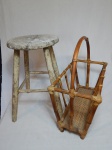 Duas peças: a) Antigo banco em madeira patinada, pernas amarradas. Perdas na pátina. 46 x 28cm. b) Revisteiro em bambu. 40 x 40 x 40cm.