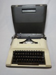 Máquina de datilografia portátil. Manufatura Remington modelo Ipanema. Necessita revisão. 33 x 33cm.