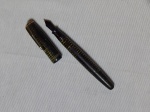 PARKER - Caneta tinteiro americana modelo Vacumatic em plástico rígido, ponta e presilha em metal amarelo. Comp. 13cm.