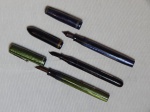 Três canetas tinteiro, sendo 1 E. Faber, USA. No estado. Comps. 12cm.