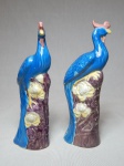 Par de esculturas em porcelana azul vitrificada representando pássaros sobre pedras. Alts. 17cm.