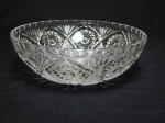 Saladeira em grosso vidro moldado em forma de bowl, lapidado com estrelados e flor no fundo. 7 x 23cm.