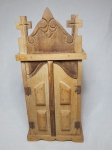 Oratório em madeira brasileira, 2 portas, interior com imagem de Nossa Senhora esculpida em madeira. Dobradiça no estado. 42 x 20 x 12cm.