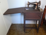 Máquina de costura Singer da década de 40, adaptada para eletricidade, gabinete de madeira brasileira, 1 porta e tampa dobrável.