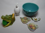 Seis peças diversas em porcelana: bowl, porta-ovos com figura de galo, porta-esponja na forma de jacaré e 3 plaquinhas de mesa decorativas italianas. Bowl 9 x 14cm.