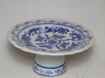 Fruteira alta em porcelana chinesa branca, decoração azul ricamente ornamentada por acantos, folhagens e borboletas. 12 x 25cm.
