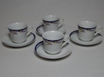 Quatro xícaras e pires para café em porcelana nacional, branca decoração de folhagens policromadas sobre faixa azul marinho. Marcadas Germer. Alt. total 6cm.