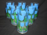 Conjunto de 12 copos em acrílico com decoração adesiva de tulipas azuis, sendo 6 para long drinks e 6 para whisky. Alts. 14 e 10cm.