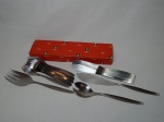 Conjunto de talheres para consumo e serviço de peixes em metal inox, composto por 27 peças 3 peças de servir, 12 garfos e 12 facas. Manufatura Hercules. Acondicionados em embalagem original. Comp. maior 24cm.