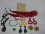 Doze peças de bijuteria diversa, sendo 4 pares de brincos, 2 colares, 1 pulseira e 1 anel.