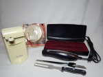Três eletrônicos de casa: a) Detector de fumaça, manufatura kiddle na embalagem original. Não testado e sem garantia. Diâm. 12cm. b) Faca elétrica Hamilton Beach, modelo 74725, 120V. c) Abridor de latas automático Windmere modelo WCO103S, 120V. Não testado e sem garantia.