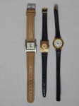 Três relógios de pulso femininos sem funcionamento aparente necessitando regulagem: a) Hugo Boss, máquina miyota 2035 30316, pulseira em couro legítimo. b) Technos tucano, caixa em metal amarelo, pulseira em couro legítimo. Fecho quebrado. Comp. 20cm. c) Superlevis 17 jewels, caixa em metal amarelo, pulseira em couro legítimo. Comp. 20cm.