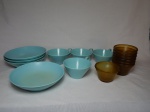 Quinze peças para cozinha em plástico rígido, sendo 4 canecas e 4 pratos de modelo azul claro, e 7 tigelas na cor âmbar. Maior 4 x 18cm.