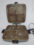Antiga máquina para waffles elétrica Faet modelo 611, 115V, espaço para 4 waffles. Fiação no estado. Não testada e sem garantias. 15 x 30 x 30cm.