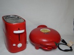 Dois eletrodomésticos: a) Máquina de fazer cachorro-quente "Hot Dog Maker", manufatura Continental Treats, 120V, modelo 359848. b) Máquina de quesadilla, manufatura Sensio, modelo MS-300S, 120V. Funcionando, porém usados e sem garantias.