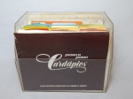 Fichário plástico contendo diversas receitas lançadas pela editora Abril na coleção passo-a-passo. Anos 70. Tampa de fichário quebrada.
