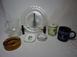 Lote com 7 peças diversas distintas: jarra em vidro pintada com uvas, prato para bolo em vidro, caneca da Costa Crociere, caneca com infusor de chá e 3 cinzeiros. Alt. jarra 15cm.