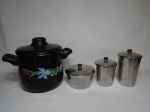 Quatro peças: panela em ferro pintada de preto com flores aplicada; e 3 potinhos de alumínio. Panela 19 x 26cm.