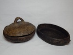 Antigas panela e travessa funda em barro cozido. Apresentam desgaste, travessa com bicado. 15 x 23cm e 31 x 20cm.