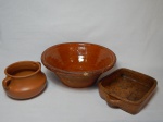 Três peças em barro cozido, sendo um bowl, uma forma e um vaso bojudo. Maior 11 x 30cm.