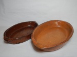 Duas travessas para forma em cerâmica vitrificada. 42 x 24cm e 32 x 20cm.
