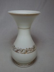 Vaso balaústre em vidro opalinado branco leitoso, decorado com frisos e volutas à ouro folha. Alt. 25cm.