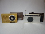 Dois rádios de pilha: a) SONY 7 Transistor modelo TR-733, Japão. Capa de couro. 8,5 x 14,5 x 5cm. b) Olympic 6 Transistor modelo 666. Capa de couro. Caixa com quebrados. 9 x 15 x 5cm. Ambos não testados e sem garantias de funcionamento. No estado.