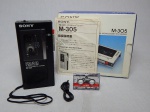 SONY FM/AM microcassete-corder modelo M-305. Embalagem original com manual. Não testado e sem garantias de funcionamento. Embalagem 5 x 15 x 13,5cm.